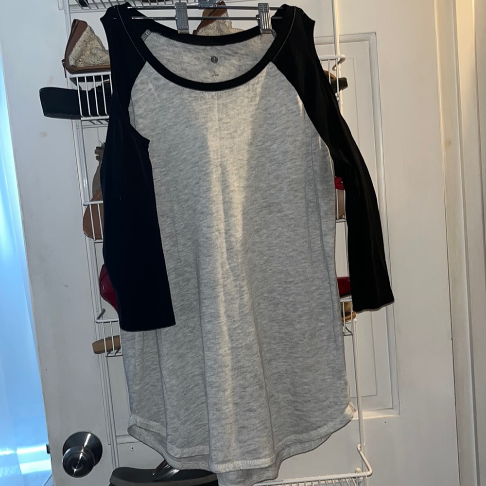So cold shoulder baseball tee 🖤🤍